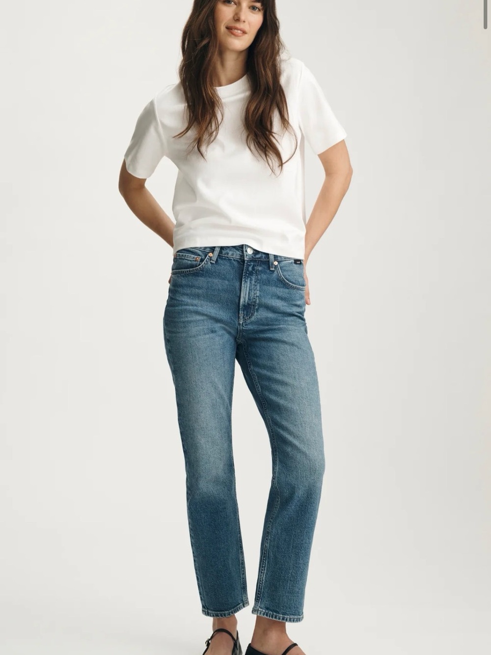 Mavi petite-friendly New York Straight Jeans in Mid-brushed classic blue